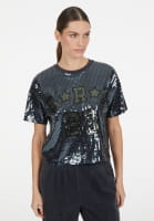 Paillettenshirt im College Look