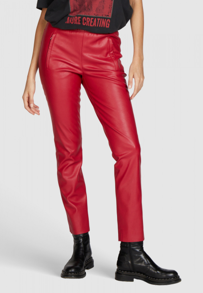 Shortened trousers in vegan leather