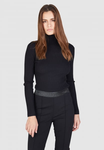 Knitted turtleneck in ribbed look