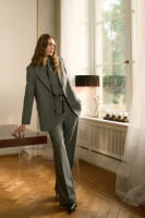 Blazer und Schmuckbadge