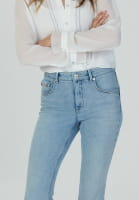 Cropped flared jeans with decorative appliqué