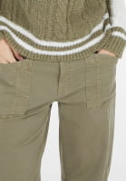 Hose mit Kontrastnähten