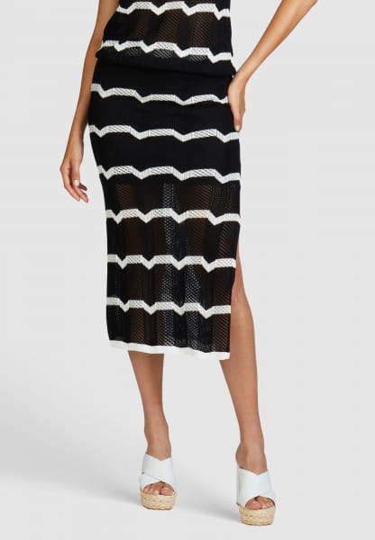 Knitted skirt with jagged pattern