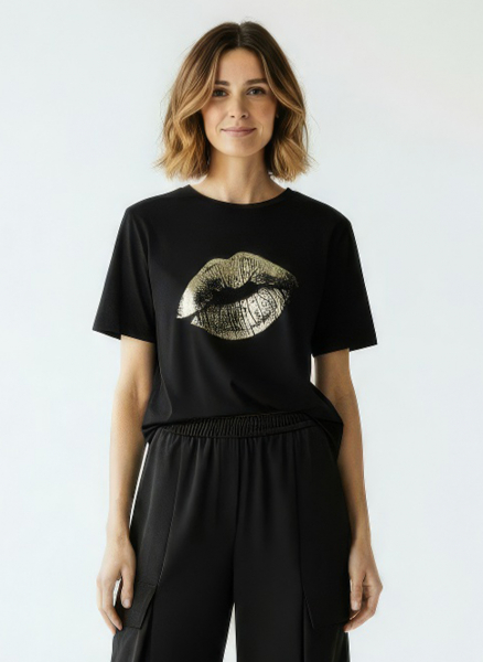 T-shirt with kissing mouth print