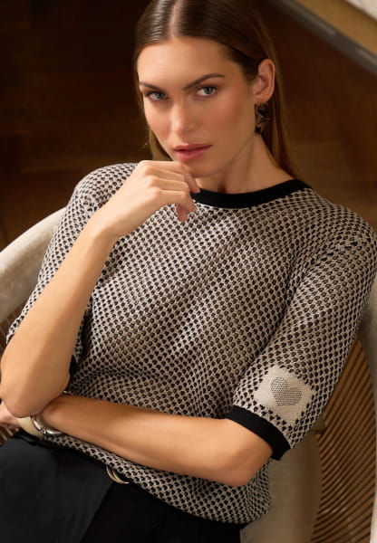 Sweater in mesh structure