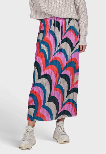 Pleated skirt in a graphic wave print