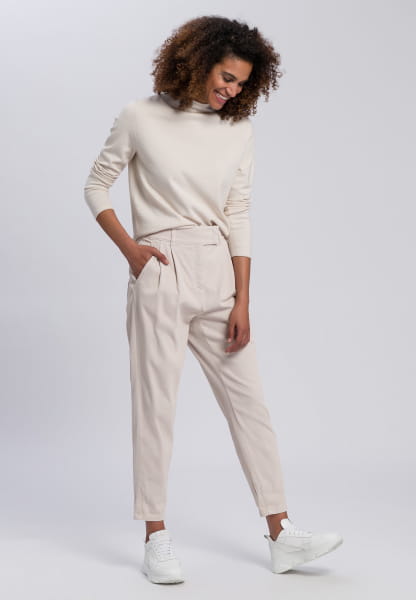 Pleated trousers made from structured twill