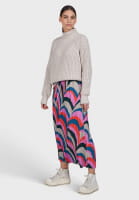 Pleated skirt in a graphic wave print