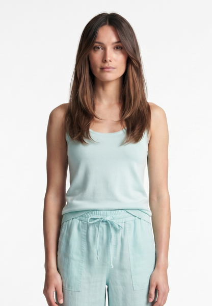 Knitted top with delicate structure
