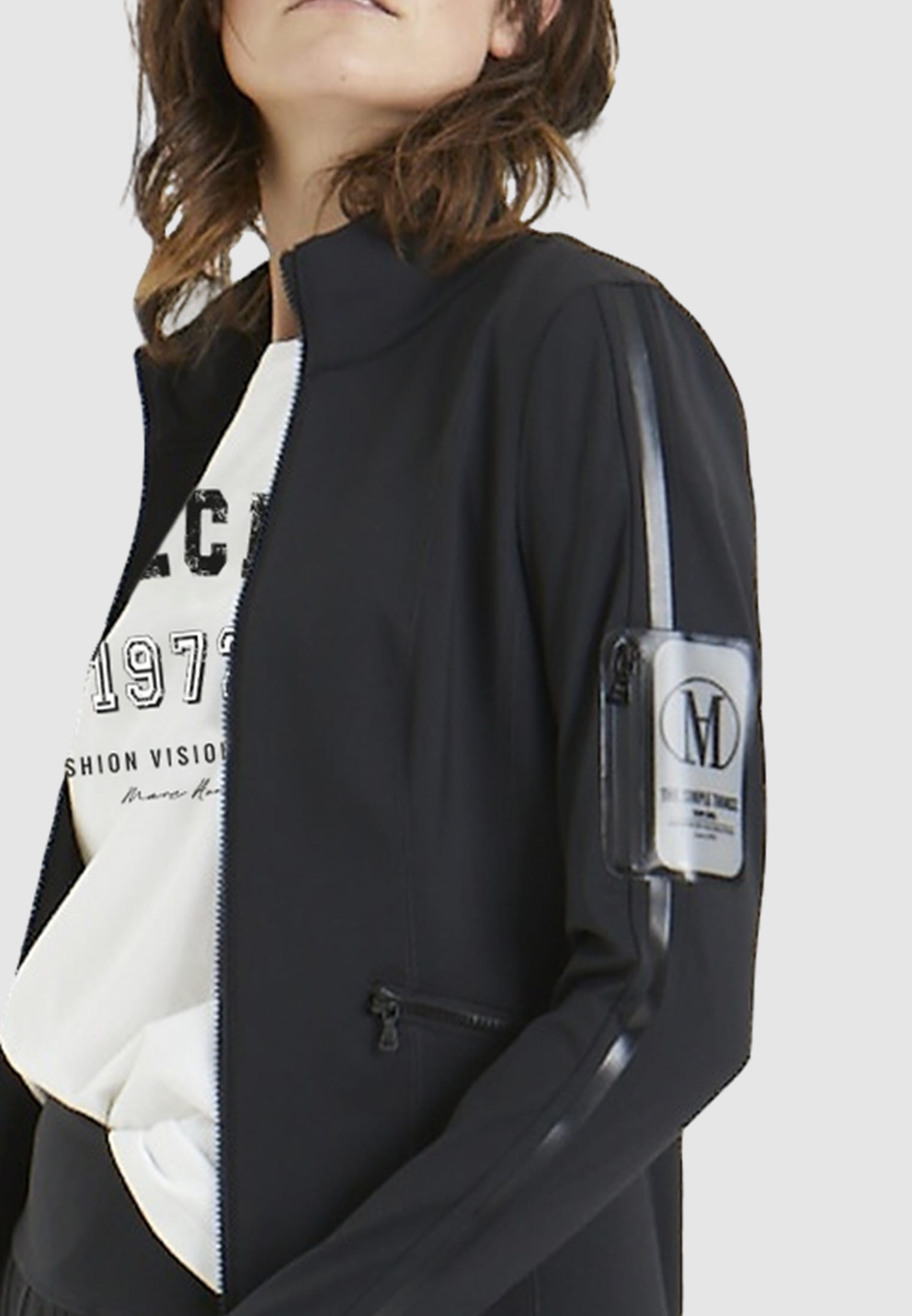 Artikel klicken und genauer betrachten! - Sportliche, figurnahe Jacke aus atmungsaktiven Materialien. Mit Stehkragen und in Ton-in-Ton-Reißverschluss. | im Online Shop kaufen