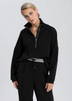 Windbreaker with dropped shoulders