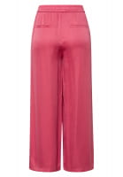 Shortened pajama pants from flowing satin