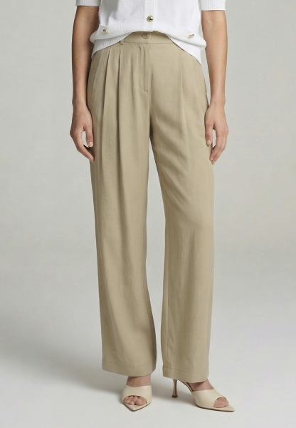 Pleated pants made from shiny twill