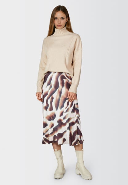 Sweater with dividing seams