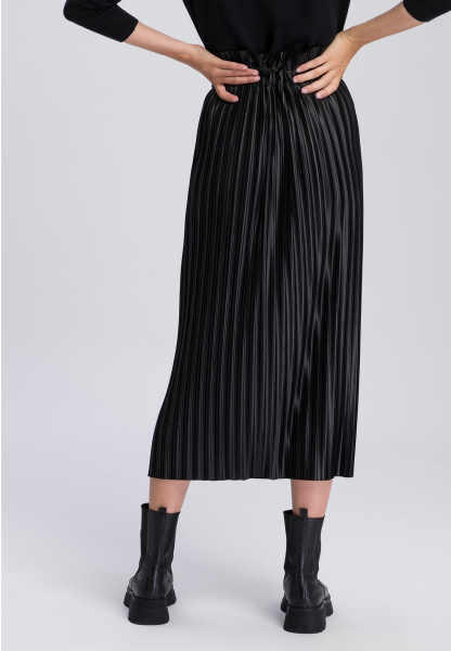 Pleated skirt with a striking sheen