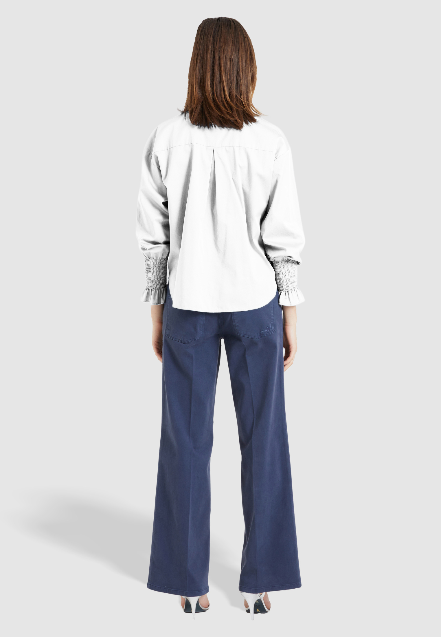 Artikel klicken und genauer betrachten! - Oversized-Hemd mit Hemdkragen und Smokdetails aus Baumwollsatin. Die Bluse hat lange Ärmel, eine durchgehende Blusenknopfleiste und Rüschendetails. | im Online Shop kaufen