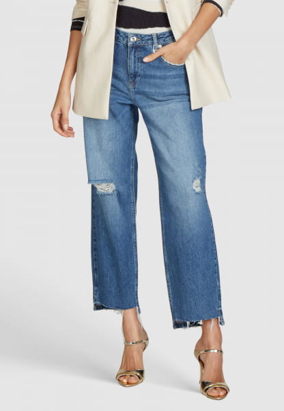 Cropped straight jeans with destroys