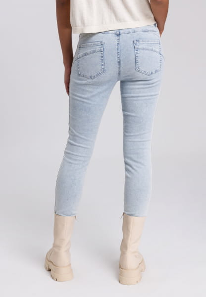 Cropped-Jeans aus leichter Denimqualität mit Schmucktape