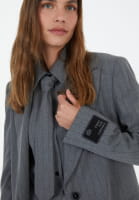 Blazer und Schmuckbadge