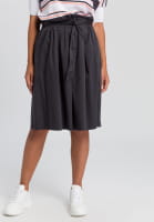 Pleated skirt with tie belt