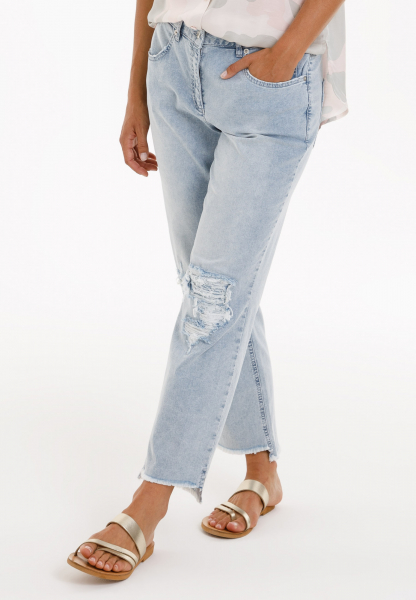 Cropped jeans made from lightweight denim and destroys