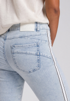 Cropped-Jeans aus leichter Denimqualität mit Schmucktape