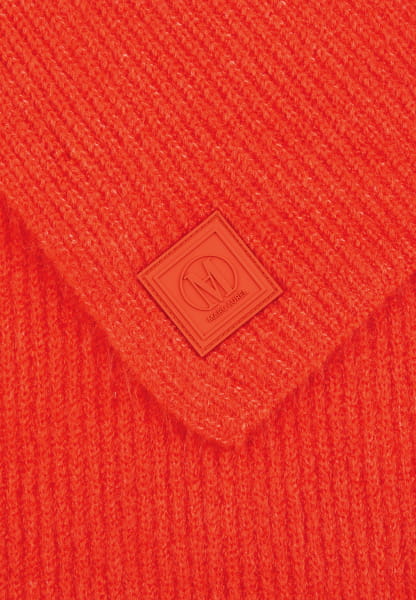 Strickschal mit tonalem Badge