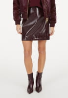 Skirt in vegan patent leather