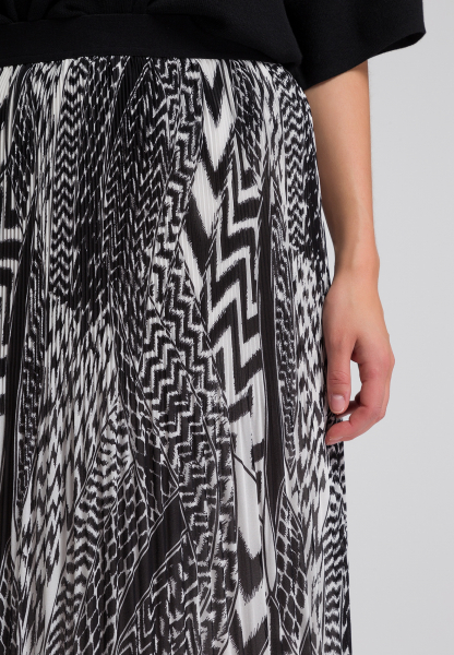 Pleated skirt with ethno-print