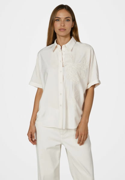 Short-sleeved blouse with embroidery