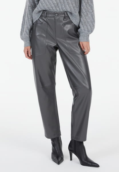 Hose aus veganem Leder