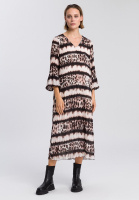 Pleated dress with leo-batik pattern
