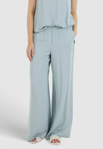 Hose aus fließendem Satin