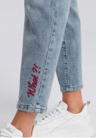 Jeans with embroidery and destroys