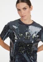 Paillettenshirt im College Look