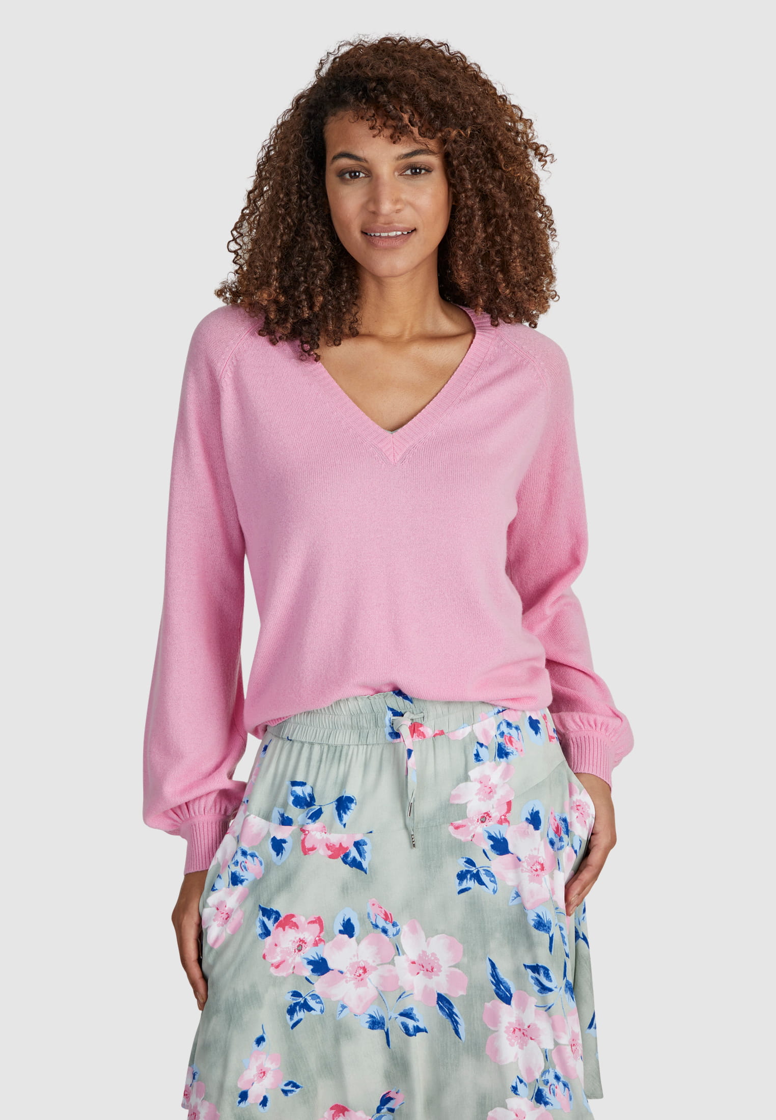 V-neck sweater from cashmere mix