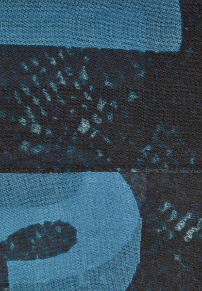 Scarf with structure print