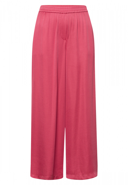 Shortened pajama pants from flowing satin