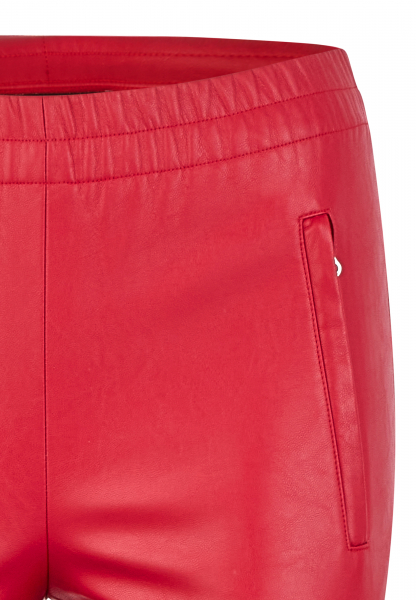 Verkürzte Hose aus veganem Leder