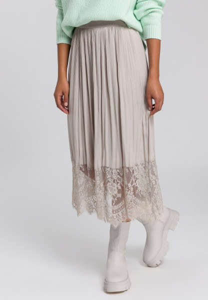 Pleated skirt with high quality lace hemline