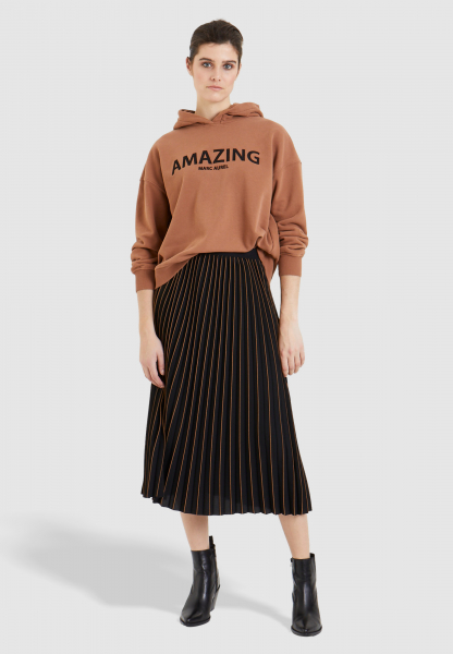 Pleated skirt with contrast stripe