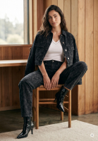 Black Denim Jeansjacke mit Rosenprint