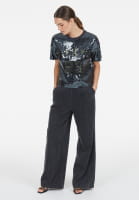 Paillettenshirt im College Look