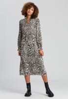 Pleated dress in the conspicuous animal print