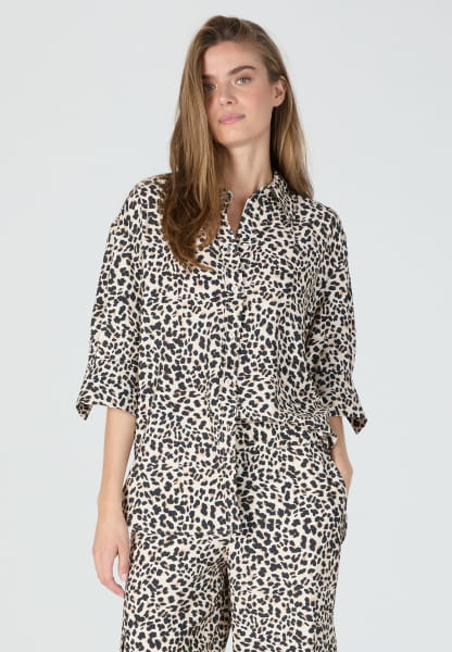 Oversize shirt with leopard print