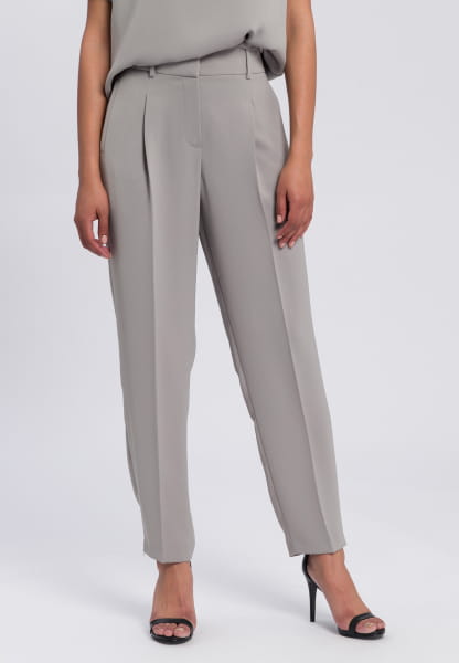 Pleated trousers made from crease-free material