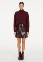 Skirt in vegan patent leather