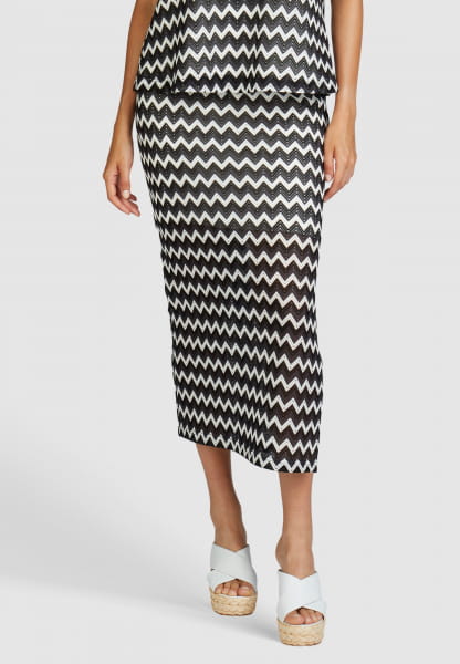 Long skirt in a jagged pattern