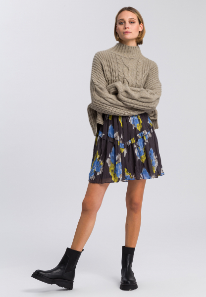 Skirt with ethno-flower print