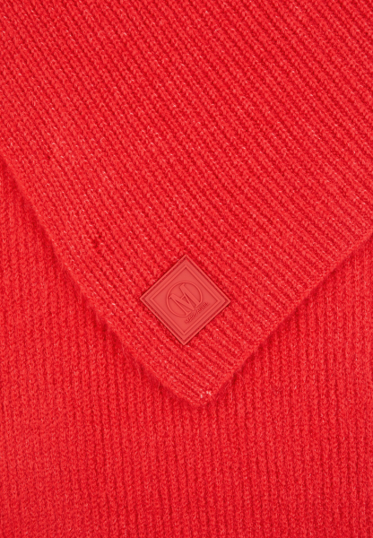 Knitted scarf with tonal badge